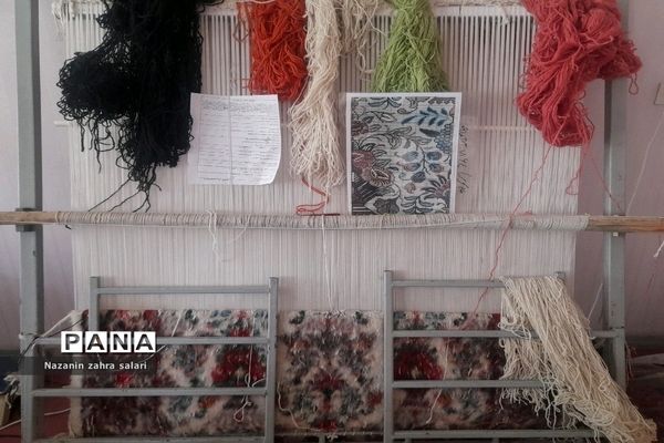 نمایش هنر هنرمندان قالی‌بافی در کارگاه قالی بافی شهرستان پیشوا