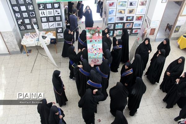 ادای احترام دانش‌آموزان دبیرستان شاهد نجمیه به شهید گمنام