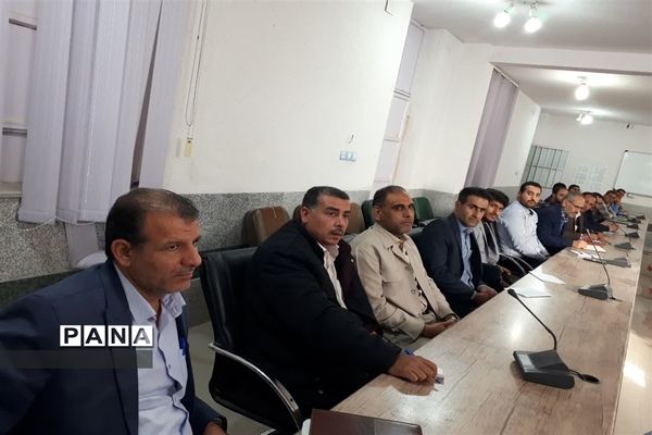 بازدید سرگروه های آموزشی و کارگاهی مقطع ابتدایی استانی از مدارس شادگان