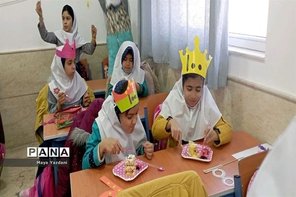 جشن تولد «صد» دانش‌آموزان پایه دوم ابتدایی آباده