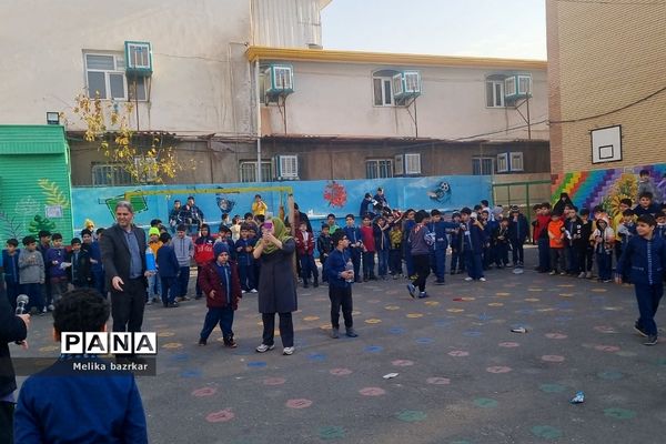 مسابقه موشک‌های آبی در دبستان پانزده خرداد ناحیه دو شهرری