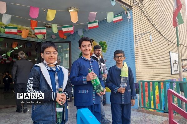 مسابقه موشک‌های آبی در دبستان پانزده خرداد ناحیه دو شهرری