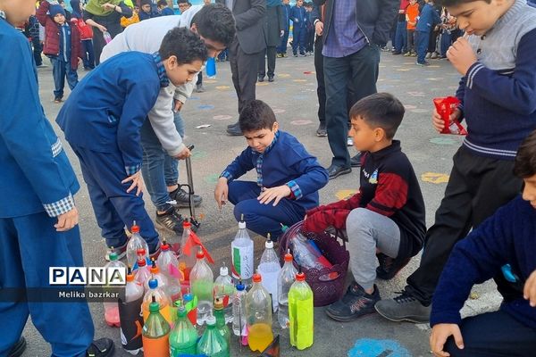 مسابقه موشک‌های آبی در دبستان پانزده خرداد ناحیه دو شهرری