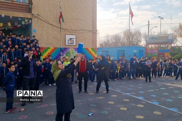 مسابقه موشک‌های آبی در دبستان پانزده خرداد ناحیه دو شهرری