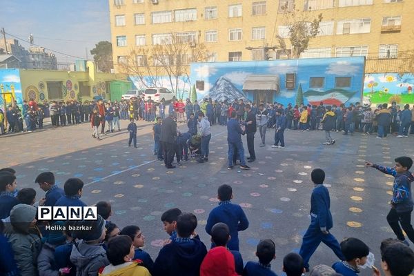 مسابقه موشک‌های آبی در دبستان پانزده خرداد ناحیه دو شهرری