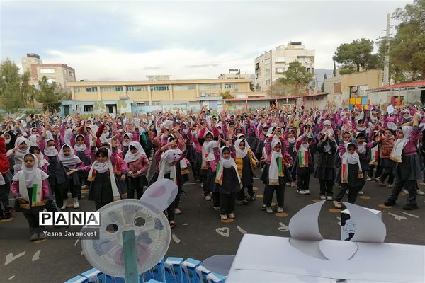 ‌توزیع شیر رایگان در دبستان امام جعفر صادق(ع) ناحیه ۳ شیراز