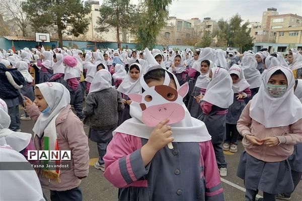 ‌توزیع شیر رایگان در دبستان امام جعفر صادق(ع) ناحیه ۳ شیراز