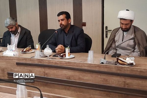 نشست بصیرتی همکاران اداری مدیریت آموزش و پرورش دماوند به‌مناسبت سالروز حماسه ۹ دی «روز میثاق با ولایت»