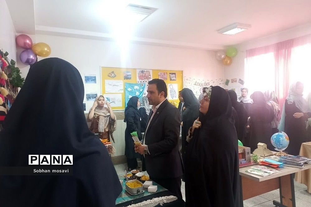 جشنواره گردشگری در دبیرستان فرزانگان حضرت زینب (س) ناحیه دو شهرری