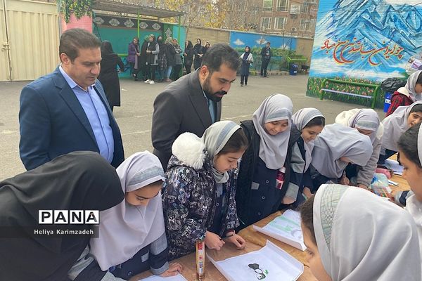 بازدید از نمایشگاه نقاشی در آستانه سالروز شهادت حاج قاسم سلیمانی در دبستان ۲۲بهمن یک