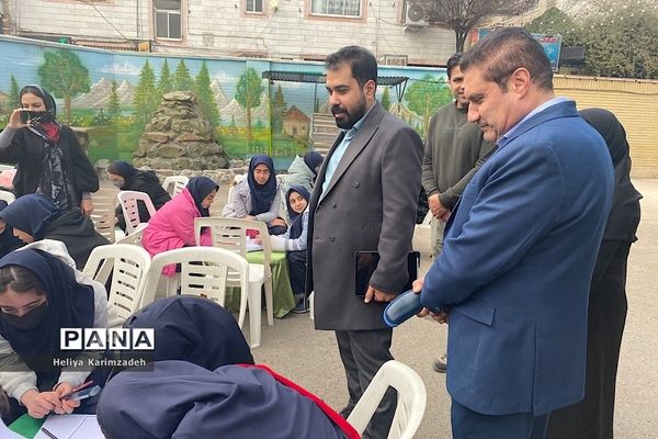 بازدید از نمایشگاه نقاشی در آستانه سالروز شهادت حاج قاسم سلیمانی در دبستان ۲۲بهمن یک