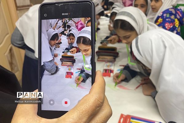 بازدید از نمایشگاه نقاشی در آستانه سالروز شهادت حاج قاسم سلیمانی در دبستان ۲۲بهمن یک