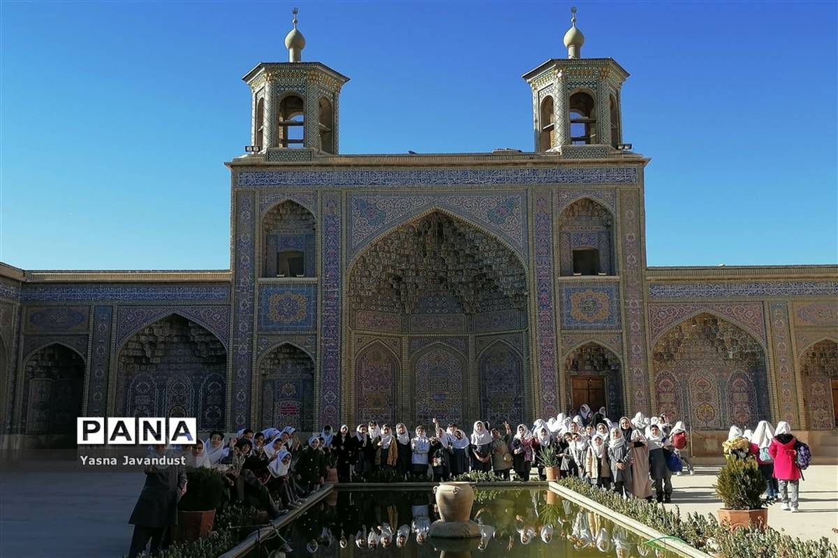 بازدید دانش‌آموزان دبستان امام جعفر صادق (ع) از مسجد نصیرالملک و خانه ی زینت الملوک