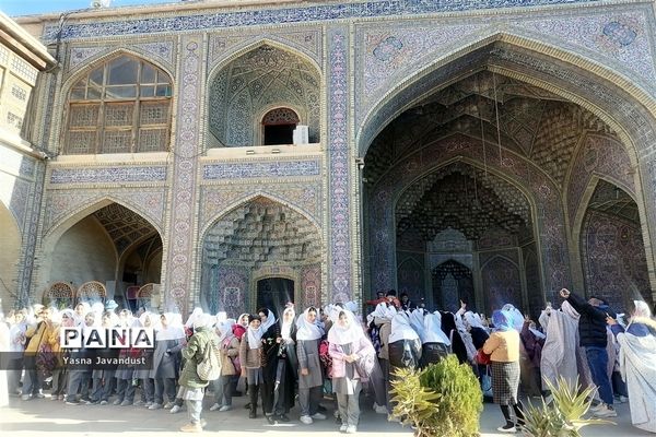 بازدید دانش‌آموزان دبستان امام جعفر صادق (ع) از مسجد نصیرالملک و خانه ی زینت الملوک