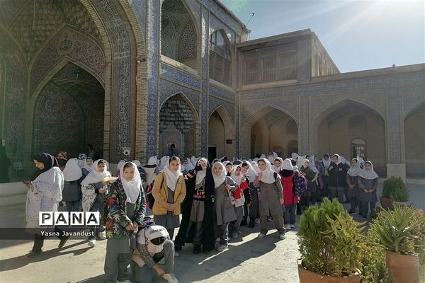 بازدید دانش‌آموزان دبستان امام جعفر صادق (ع) از مسجد نصیرالملک و خانه ی زینت الملوک