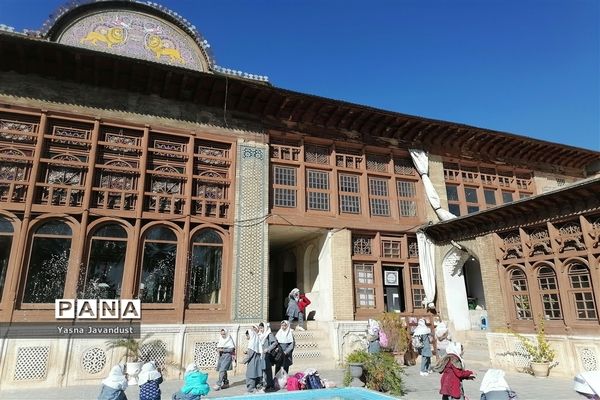 بازدید دانش‌آموزان دبستان امام جعفر صادق (ع) از مسجد نصیرالملک و خانه ی زینت الملوک