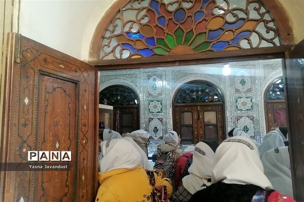 بازدید دانش‌آموزان دبستان امام جعفر صادق (ع) از مسجد نصیرالملک و خانه ی زینت الملوک