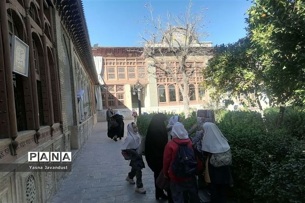 بازدید دانش‌آموزان دبستان امام جعفر صادق (ع) از مسجد نصیرالملک و خانه ی زینت الملوک