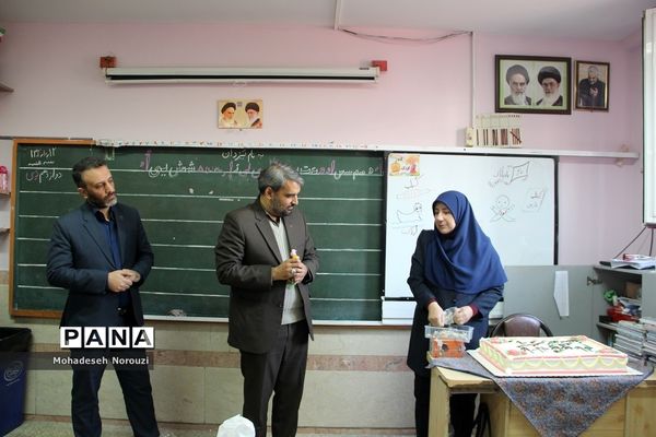 تقدیرازدانش‌آموزبرتر پویش امام زمان(عج) توسط مدیرکل آموزش و پرورش شهرستان‌های  تهران در اسلامشهر