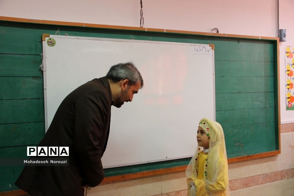 تقدیرازدانش‌آموزبرتر پویش امام زمان(عج) توسط مدیرکل آموزش و پرورش شهرستان‌های  تهران در اسلامشهر