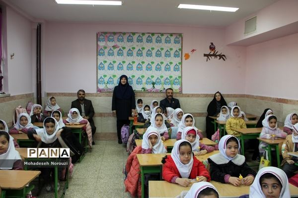 تقدیرازدانش‌آموزبرتر پویش امام زمان(عج) توسط مدیرکل آموزش و پرورش شهرستان‌های  تهران در اسلامشهر