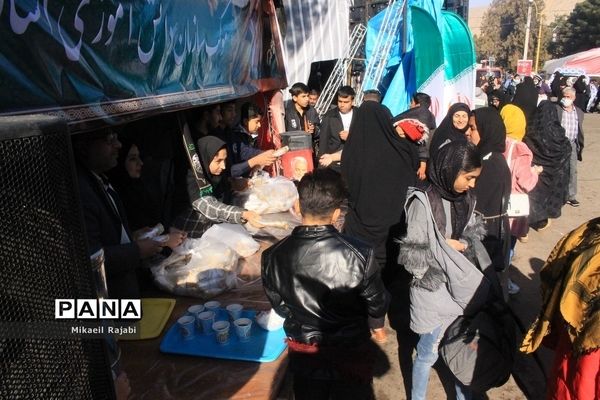 فعالیت‌های موکب سازمان دانش‌ آموزی در گلزار شهدا کرمان