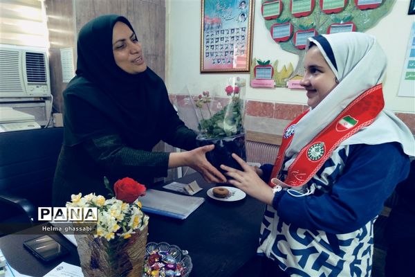 نذر گل در دبستان دخترانه شهید‌محمدعلی صابری قائمشهر