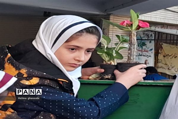 نذر گل در دبستان دخترانه شهید‌محمدعلی صابری قائمشهر