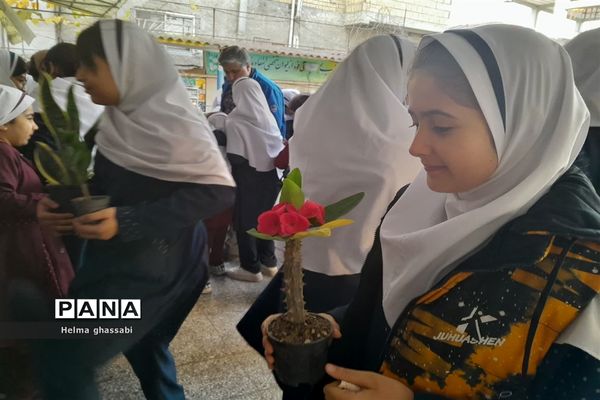 نذر گل در دبستان دخترانه شهید‌محمدعلی صابری قائمشهر