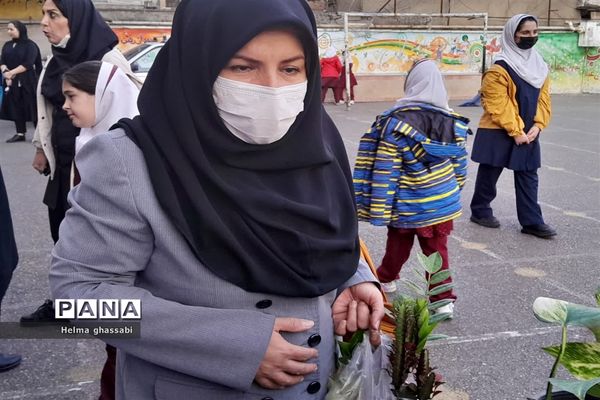 نذر گل در دبستان دخترانه شهید‌محمدعلی صابری قائمشهر