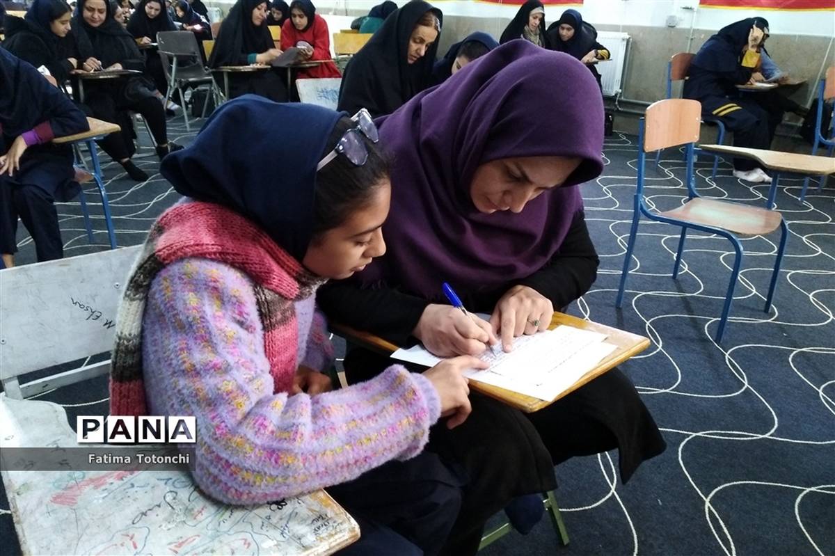 مسابقه کتابخوانی مادر و دختری در دبیرستان حاج علی اکبر گراشی ناحیه 3 شیراز