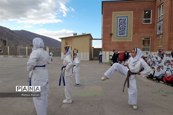 جشن ولادت حضرت فاطمه(س) در دبستان دخترانه ظریف کارفرد ناحیه 3