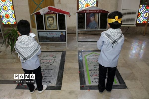 تجدید میثاق دانش‌آموزان با شهدا در بوشهر
