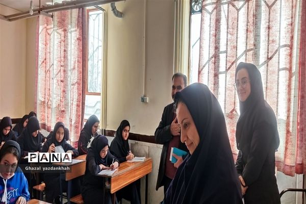 بازدید کارشناسان منطقه تبادکان از فرآیند برگزاری امتحانات دی ماه