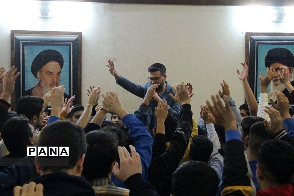 اجتماع دانش‌آموزان ناحیه یک شهرری در حمایت از شهدای کرمان