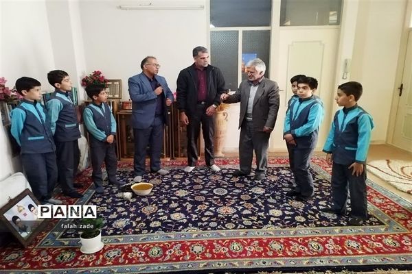 دیدار دانش‌آموزان دبستان قاسم ابن‌الحسن با خانواده شهید هادی غلامی نژاد