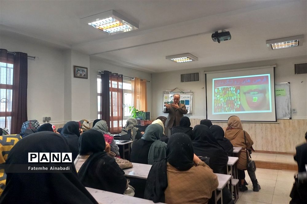 جلسه آموزش خانواده در دبیرستان شاهد شهدای اقتدار شهرستان ملارد