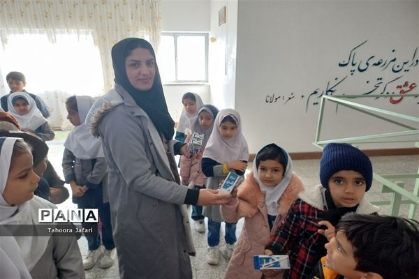 توزیع شیر رایگان در مدرسه شهید عرب پایگاه شهر آباد