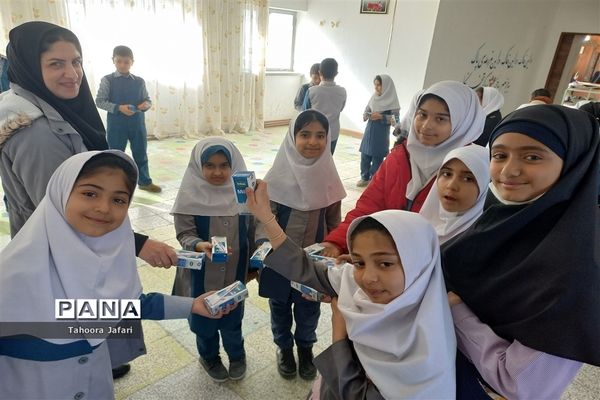 توزیع شیر رایگان در مدرسه شهید عرب پایگاه شهر آباد
