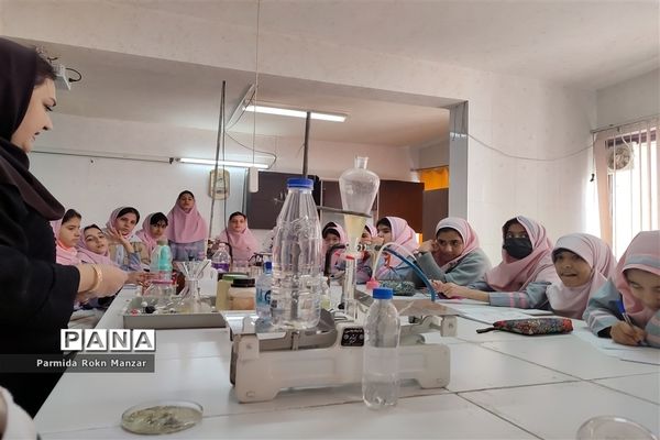 بازدید دانش‌آموزان آموزشگاه شاهدفاطمه الزهرا(س) ازآزمایشگاه پژوهش‌سرای رازی