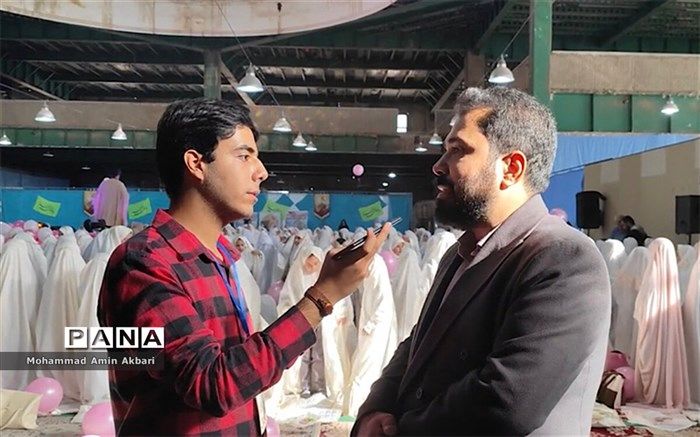 حضور بیش از ۷۰۰ دانش‌آموز در جشن تکلیف دختران شهر قیامدشت/ فیلم