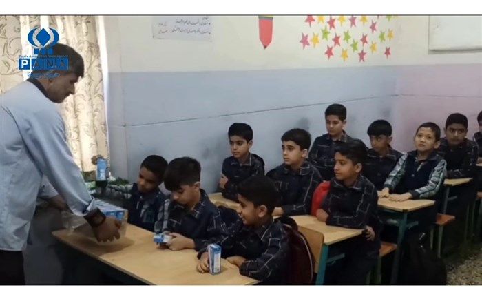 آغاز توزیع شیر رایگان در مدارس چابهار/فیلم