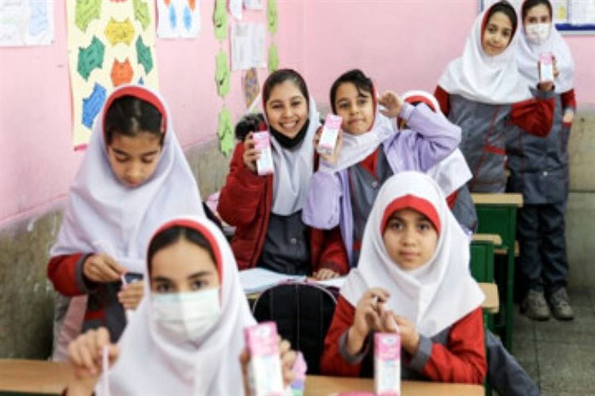 توزیع شیر در مدارس ابتدایی شهرستان گلباف/فیلم