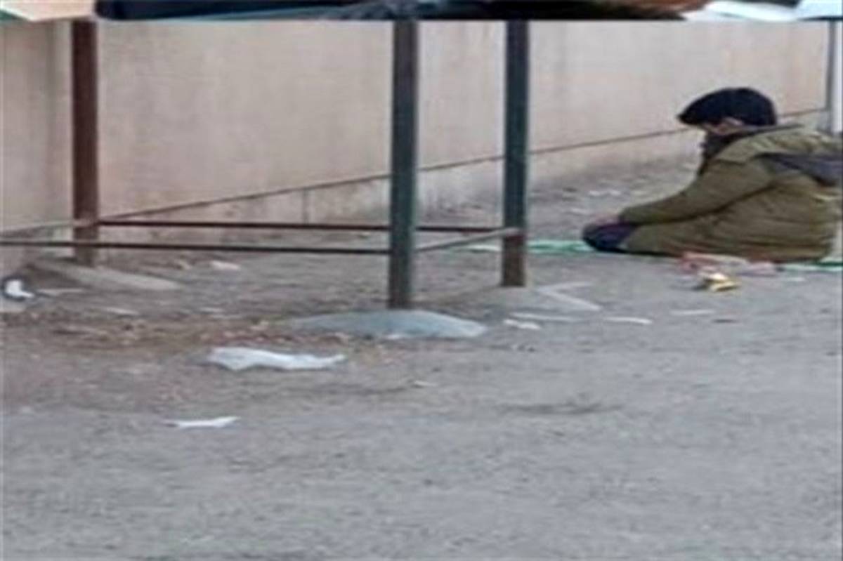 قدردانی وزیر از نماز خواندن یک دانش‌آموز در گوشه حیاط مدرسه