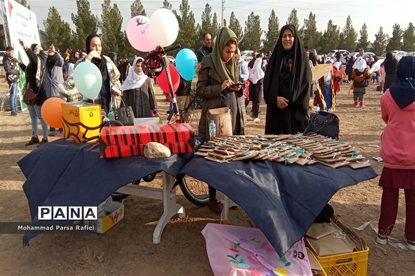 جشنواره بادبادک‌ها در روز ملی هوای پاک در صفادشت