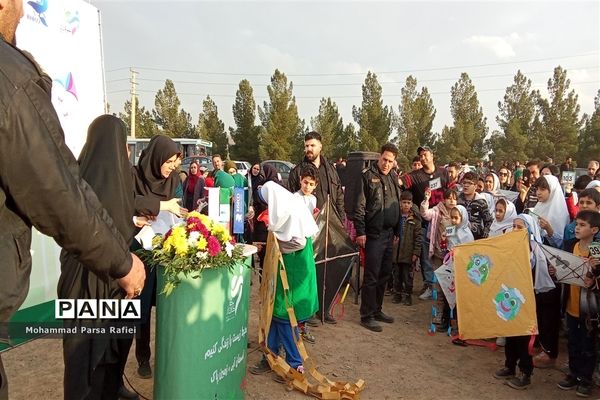 جشنواره بادبادک‌ها در روز ملی هوای پاک در صفادشت