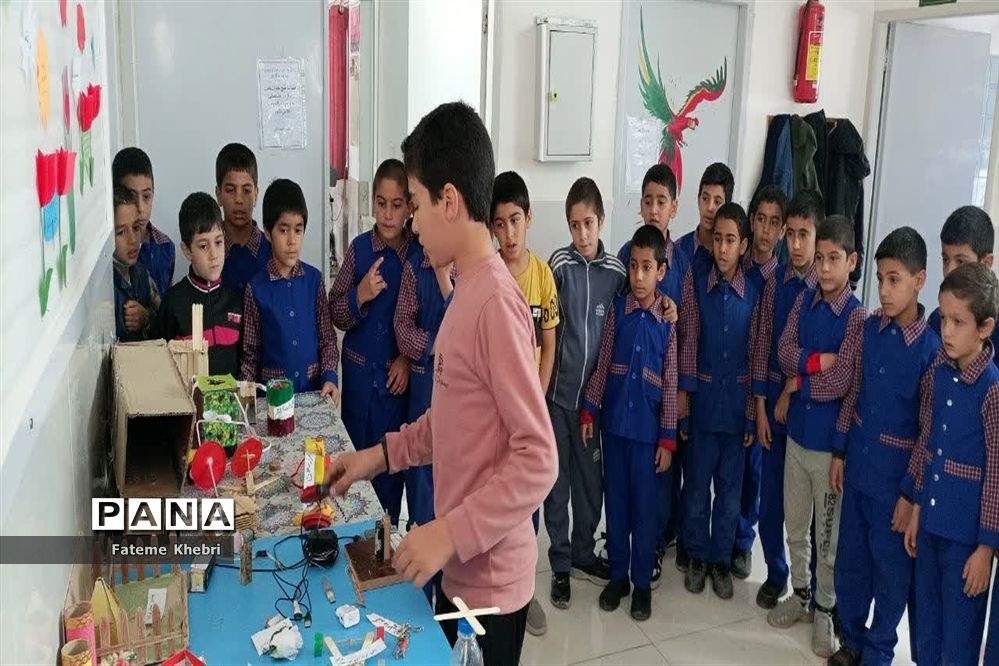 برگزاری نمایشگاه دست‌سازه‌ها و کاردستی در دبستان شهید محلاتی مهریز