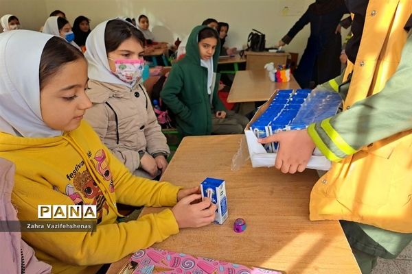 توزیع شیر رایگان در دبستان دخترانه فجر دوره اول و دوم شهرستان شیروان