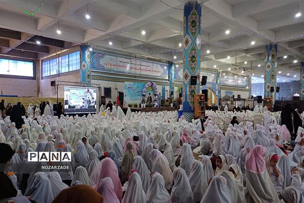 جشن تکلیف و بندگی نوگلان با حضور عمو غزالی در دبستان جامعه القرآن کاشان