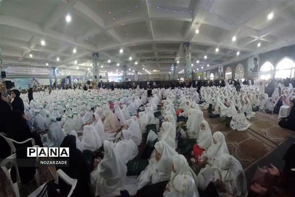 جشن تکلیف و بندگی نوگلان با حضور عمو غزالی در دبستان جامعه القرآن کاشان